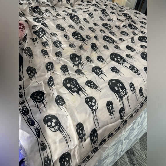Light pink and black skull wrap multi purpose use Alexander McQueen style - Picture 2 of 2